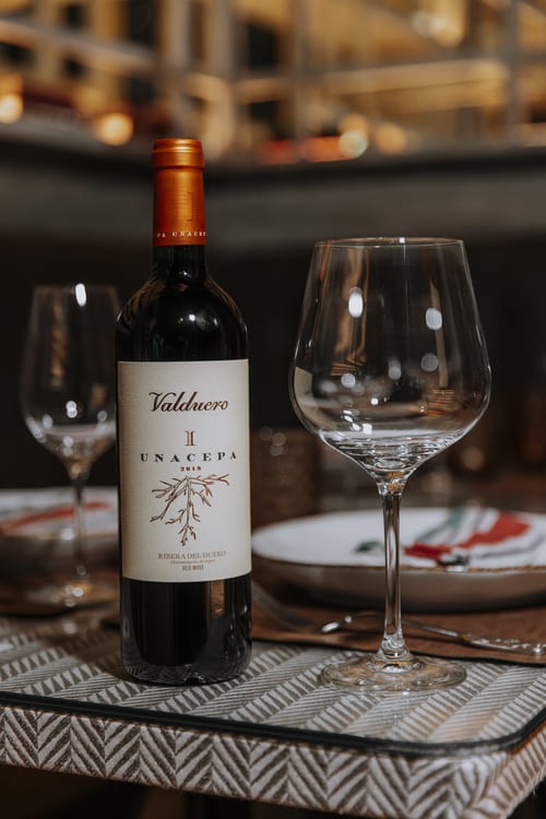 Vino tinto como maridaje para la fabada asturiana

